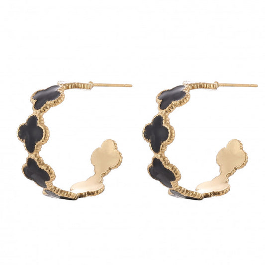 Goldene C-förmige Edelstahl-Creolen mit Kleeblattform