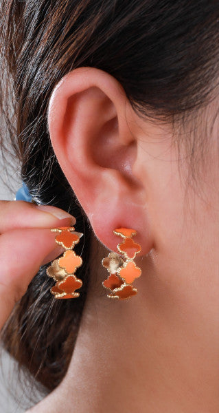 Goldene C-förmige Edelstahl-Creolen mit Kleeblattform