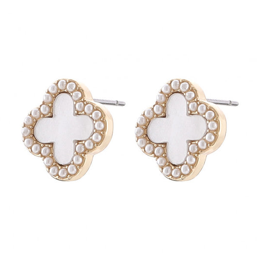 Goldene Kleeblatt-Ohrstecker mit Perlen